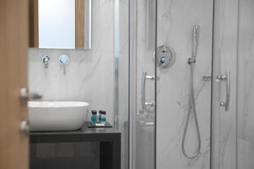 Athens One Smart Hotel — Bathroom