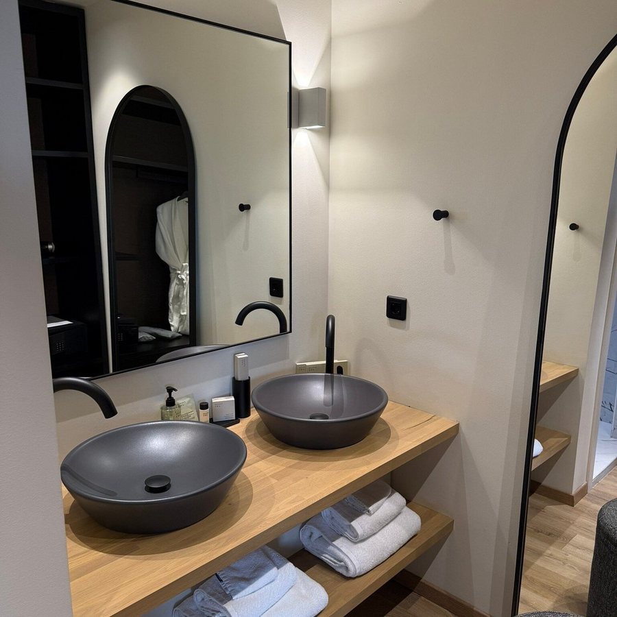 Athens Woo Suites — Bathroom