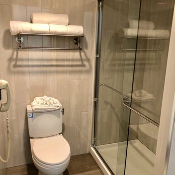 Atherton Park Inn Suites — Bathroom