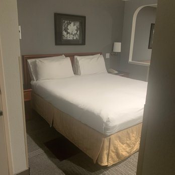 Atherton Park Inn Suites — Guest room