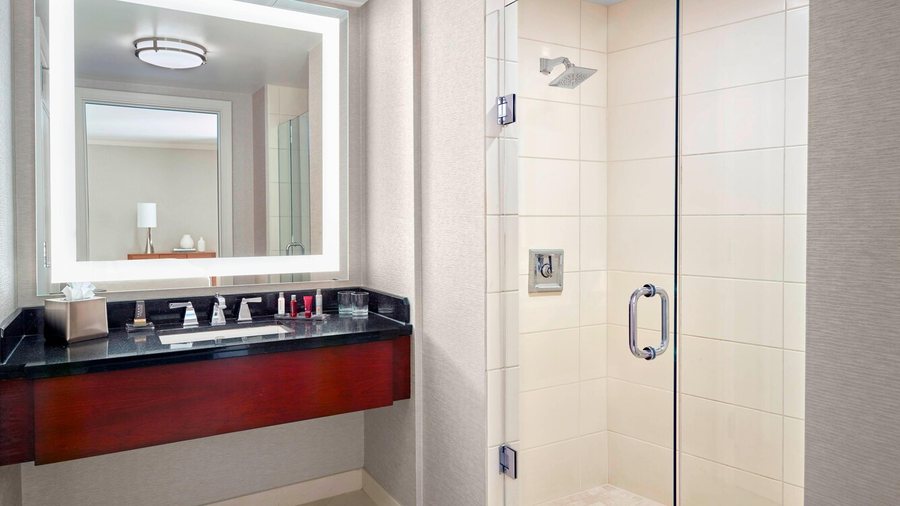 Atlanta Airport Marriott Gateway — Bathroom