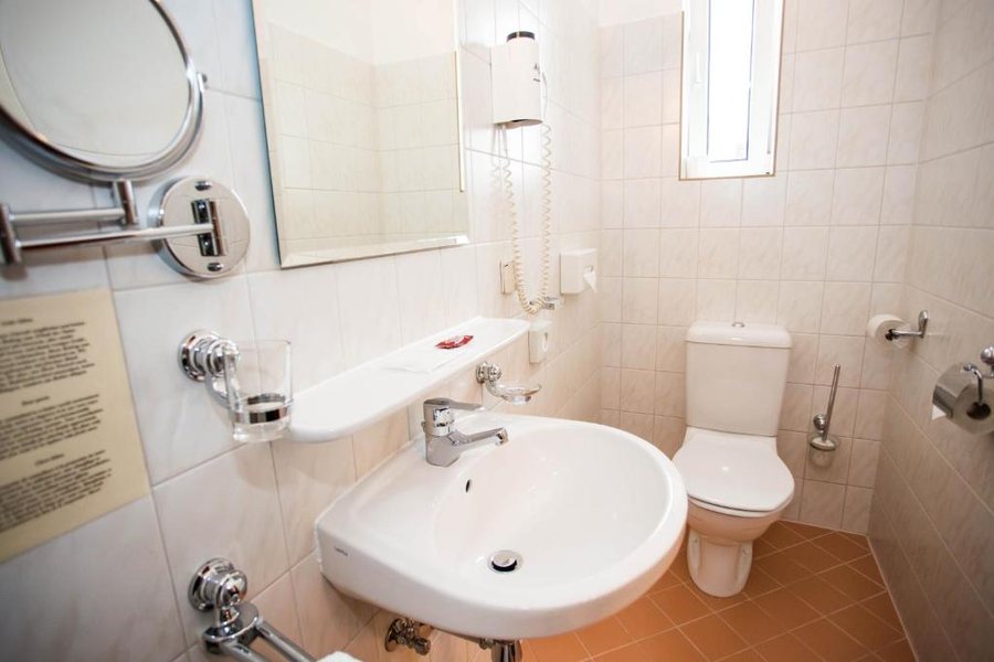 Atlanta Hotel — Bathroom