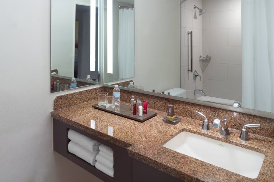 Atlanta Marriott Marquis — Bathroom