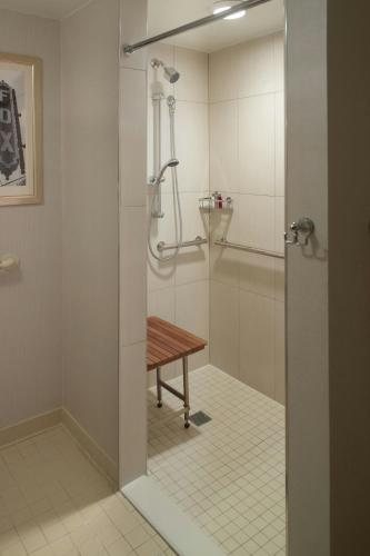 Atlanta Marriott Suites Midtown — Bathroom