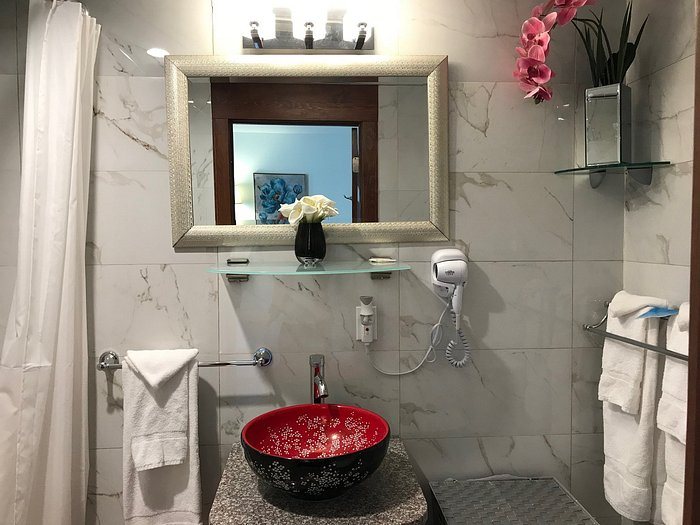 Atlantic Coast Inn — Bathroom