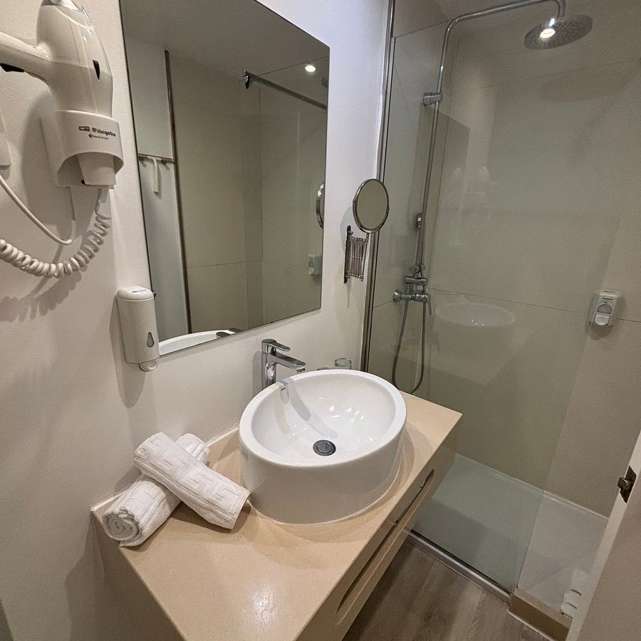 Atlantic Holiday Hotel — Bathroom