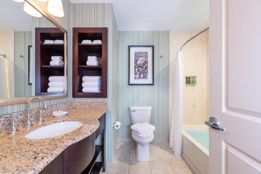 Atlantic Oceanside Hotel and Event Center — Bathroom
