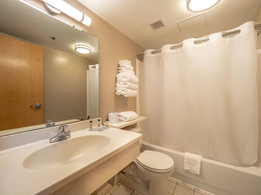 Atlantic Sands Hotel — Bathroom