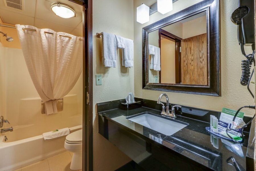 Atlantis Inn — Bathroom