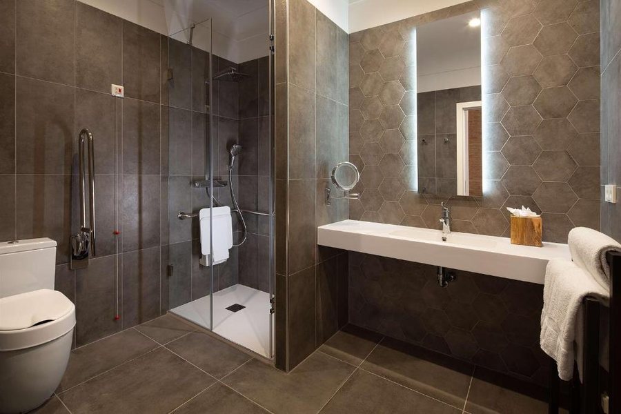 Atocha Hotel Madrid Tapestry Collection by Hilton — Bathroom