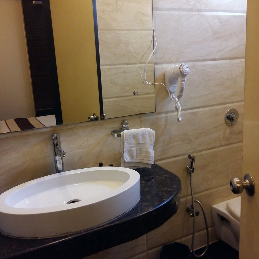 Atrio Hotel New Dehi — Bathroom