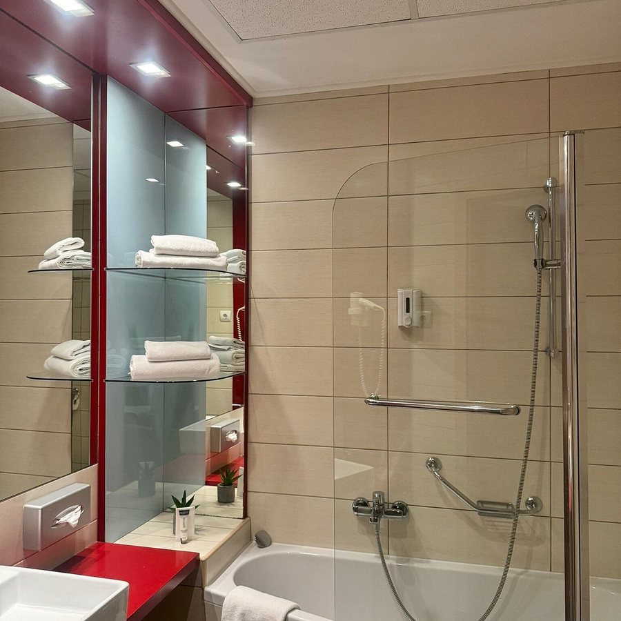 Atrium Hotel by Mellow Mood Hotels — Bathroom