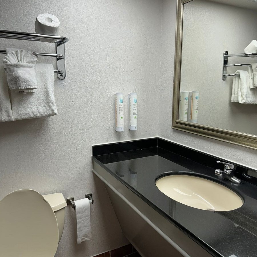 Atrium Hotel Suites DFW Airport South — Bathroom