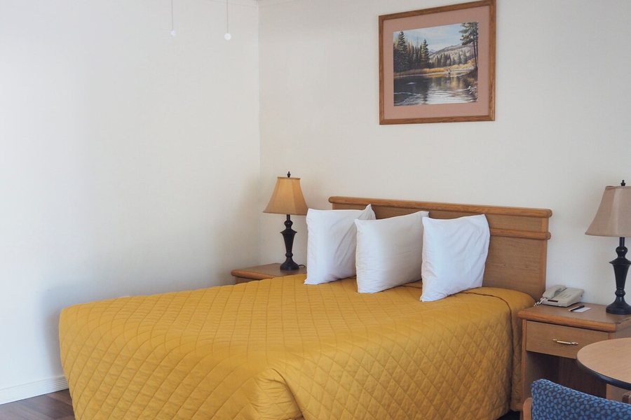 AtRivers Edge RV Resort — Guest room