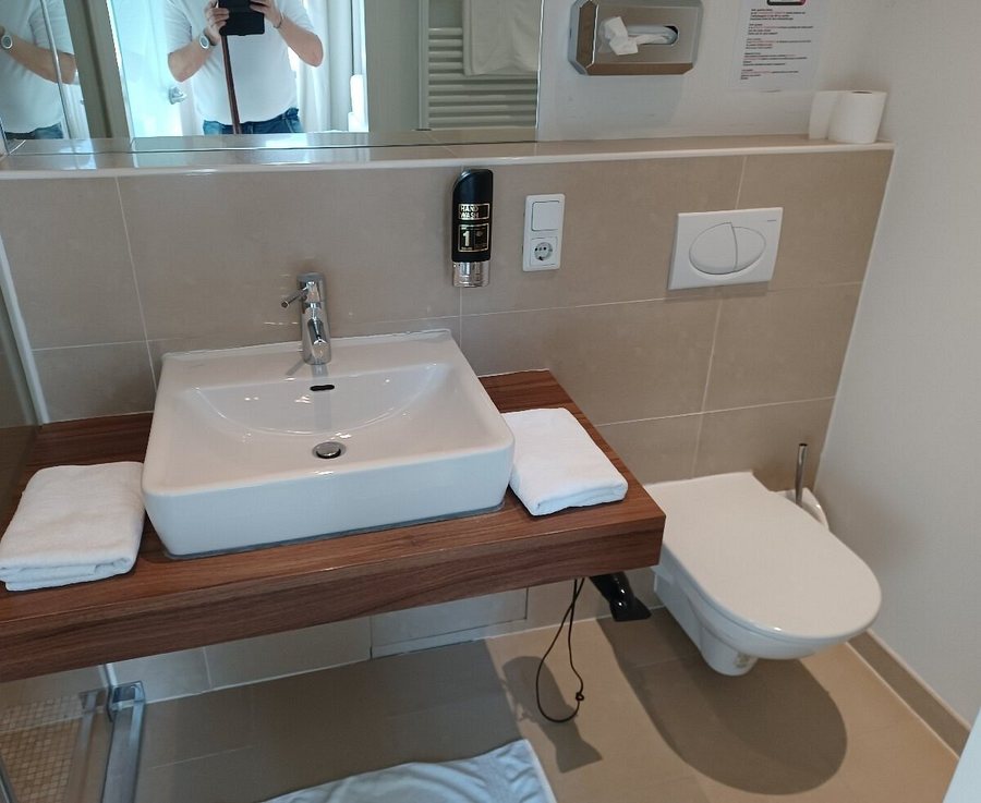 Attache Hotel Pension — Bathroom