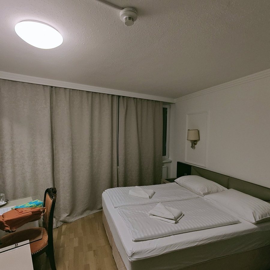 Attache Hotel Pension — Guest room