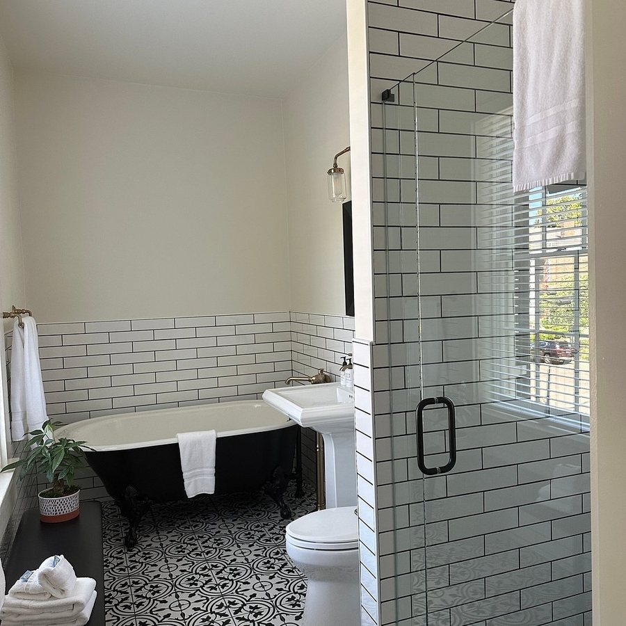 Atwood House Bed and Breakfast — Bathroom