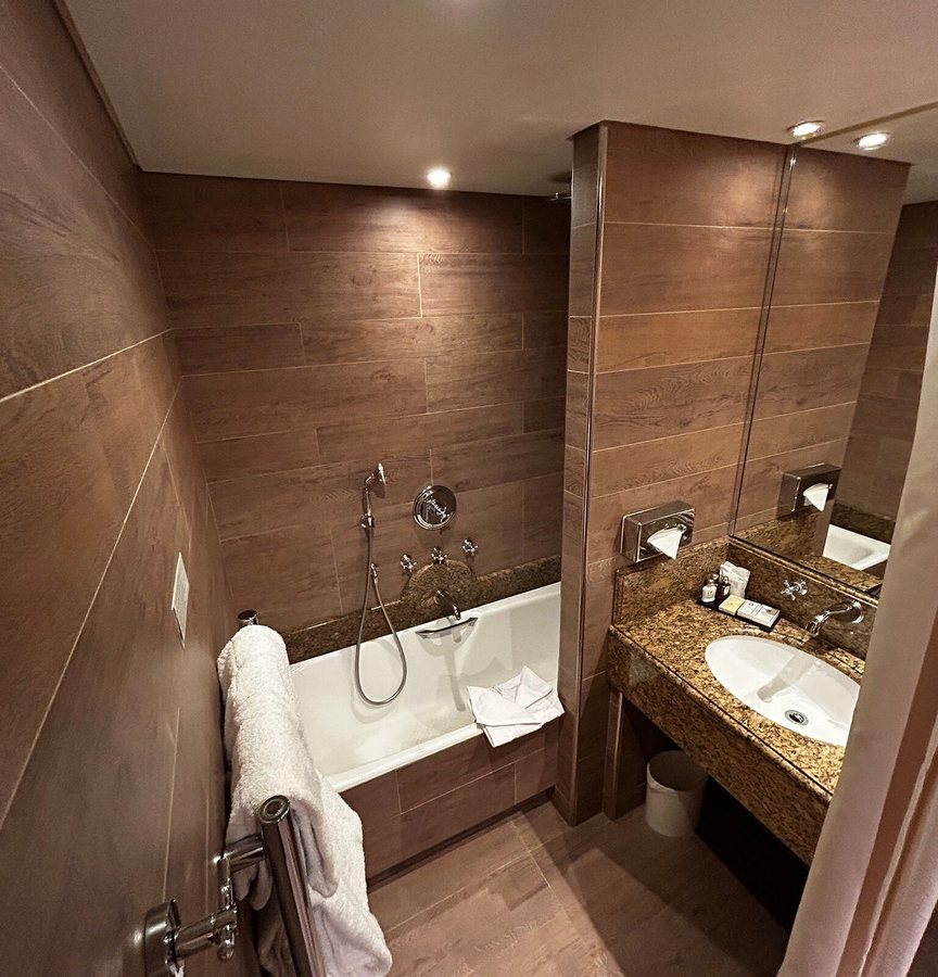 Au Manoir Saint Germain Des Pres — Bathroom