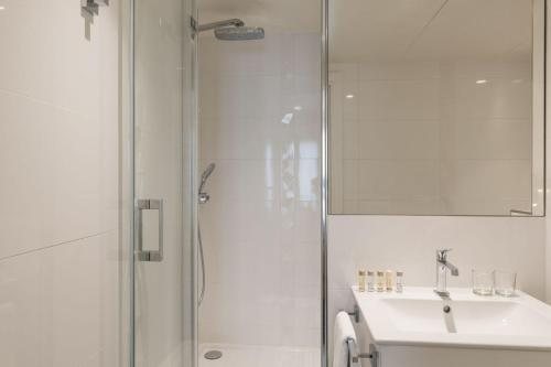 Au Pacific Hotel — Bathroom