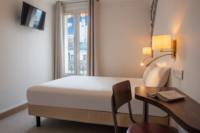 Au Pacific Hotel — Guest room
