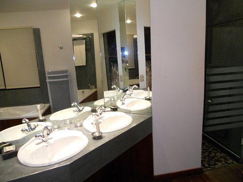 Auberge Du Vieux Puits — Bathroom