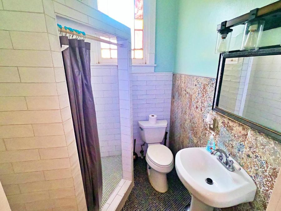 Auberge NOLA Hostel — Bathroom