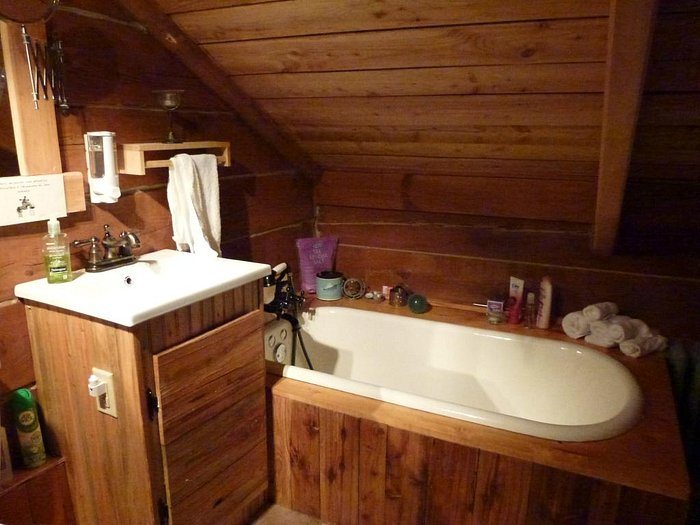 Auberge Saint mathieu — Bathroom