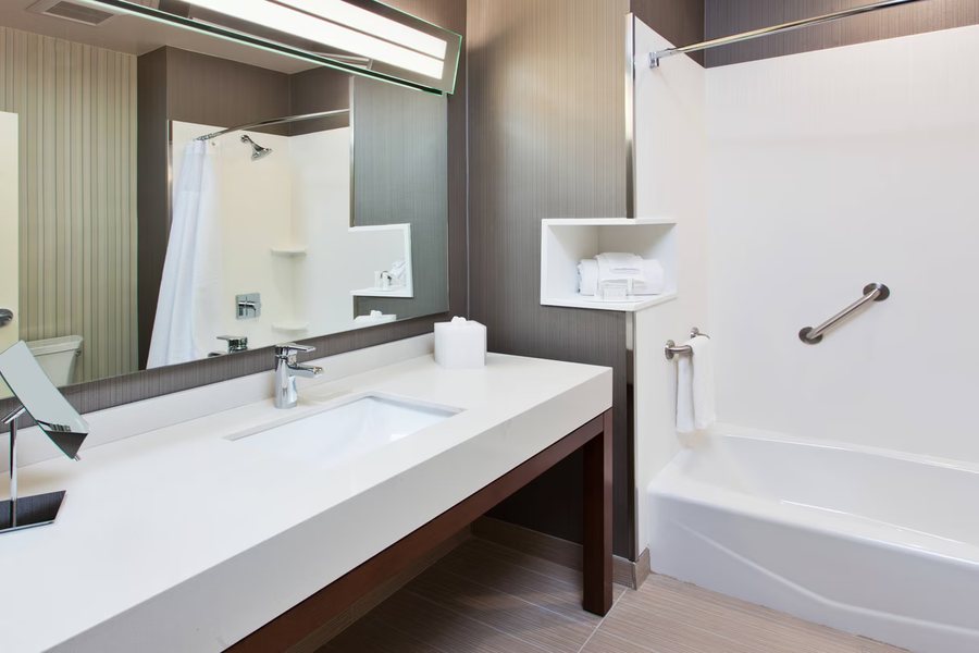 Auburn Place Hotel Suites — Bathroom