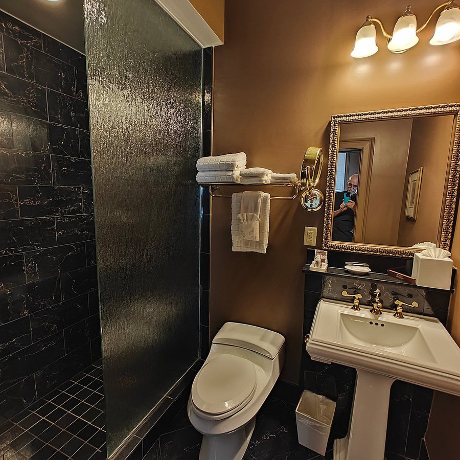 Audubon Park House Bed Breakfast — Bathroom