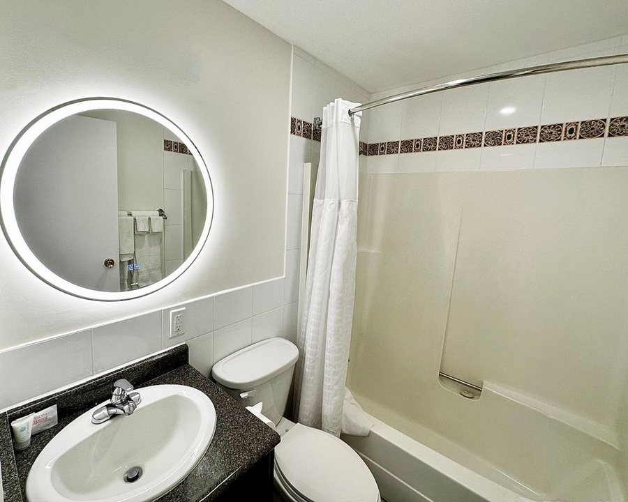 August Jack Motor Inn — Bathroom