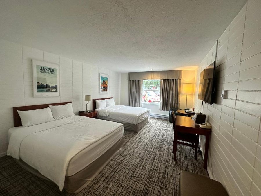August Jack Motor Inn — Guest room
