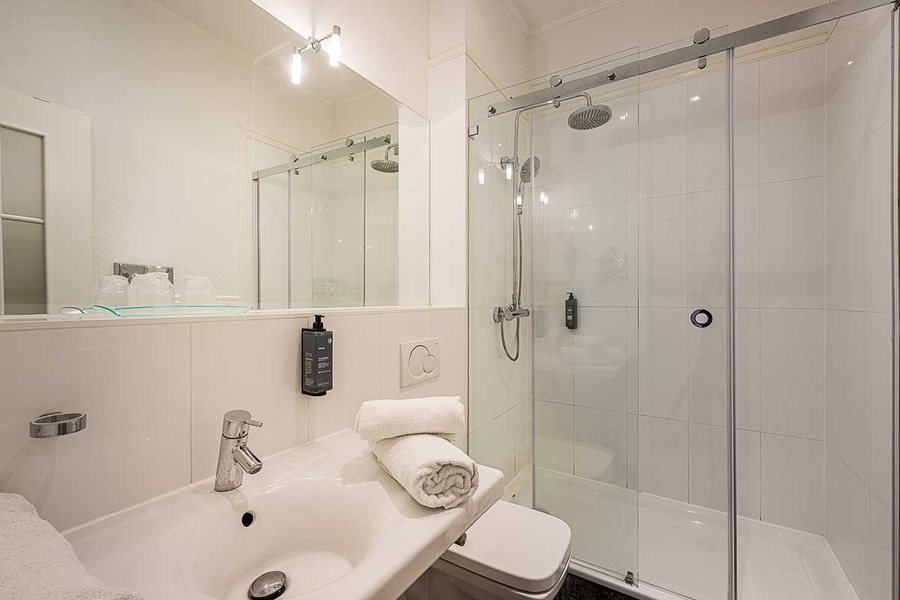 Augusta Hotel — Bathroom
