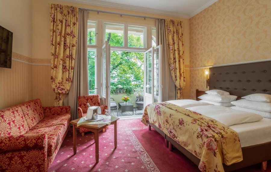 Augusta Hotel — Guest room