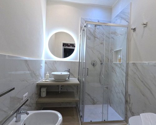 Aurelia Garden Rooms — Bathroom