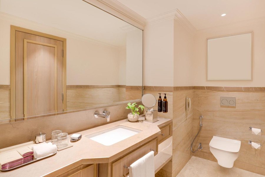 Aurika Mumbai International Airport Luxury By Lemon Tree — Bathroom