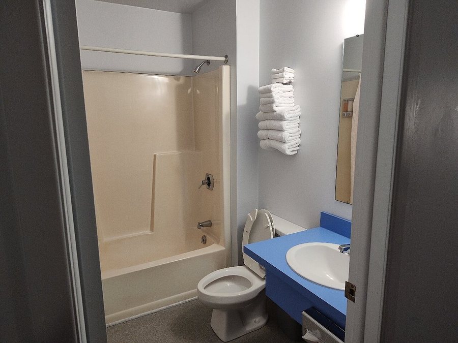 Aurora Borealis Motel — Bathroom