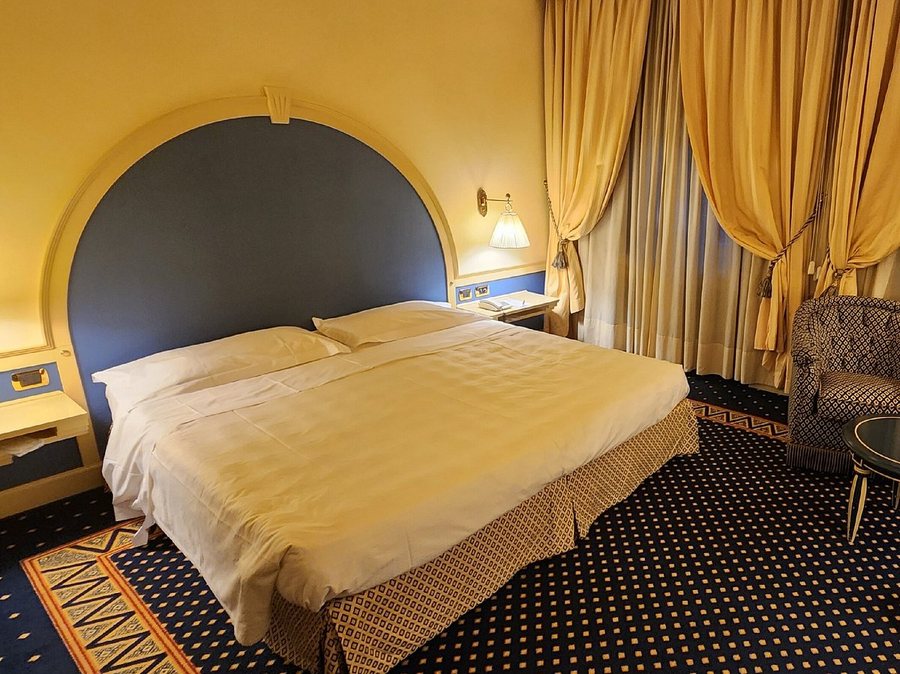 Aurora Hotel — Guest room