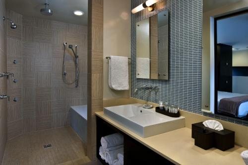 Aurora Villa — Bathroom