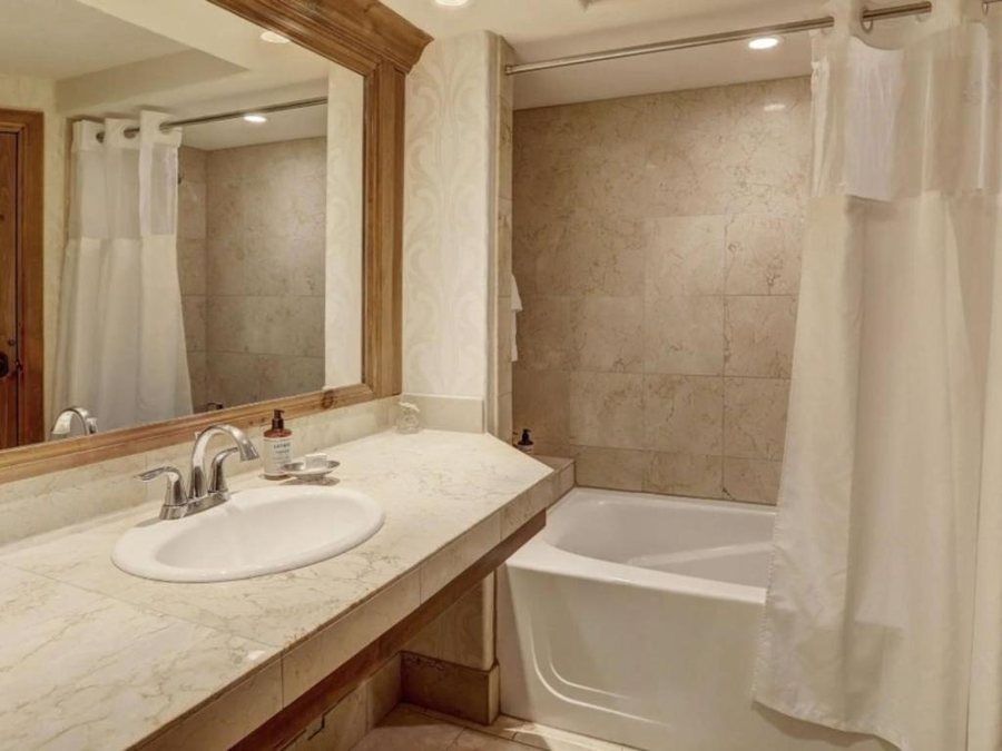 Austria Haus Hotel A Destination By Hyatt Hotel — Bathroom