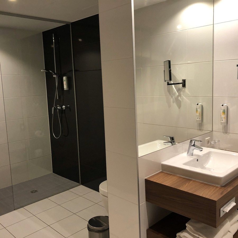 Austria Trend Hotel Doppio — Bathroom