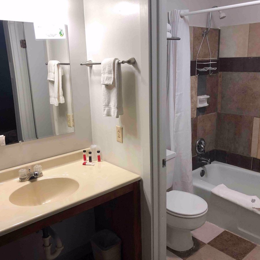 Autumn s Inn Pizza — Bathroom