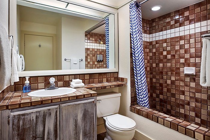 Avalon Hotel — Bathroom