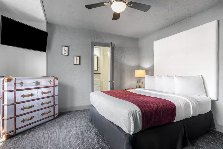 Avalon Hotel — Guest room