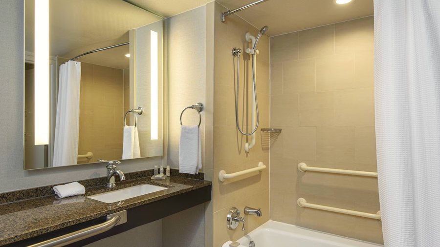 Avance Hotel — Bathroom