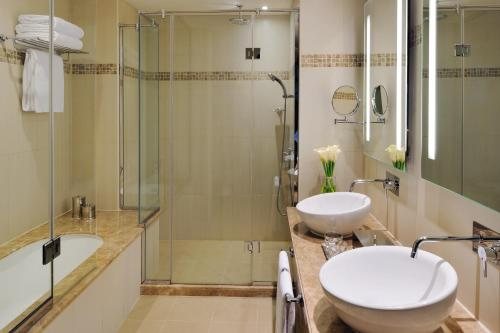 AVANI Deira Dubai Hotel — Bathroom