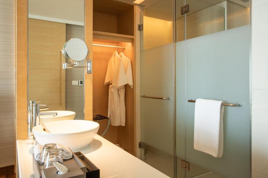 Avani Riverside Bangkok Hotel — Bathroom
