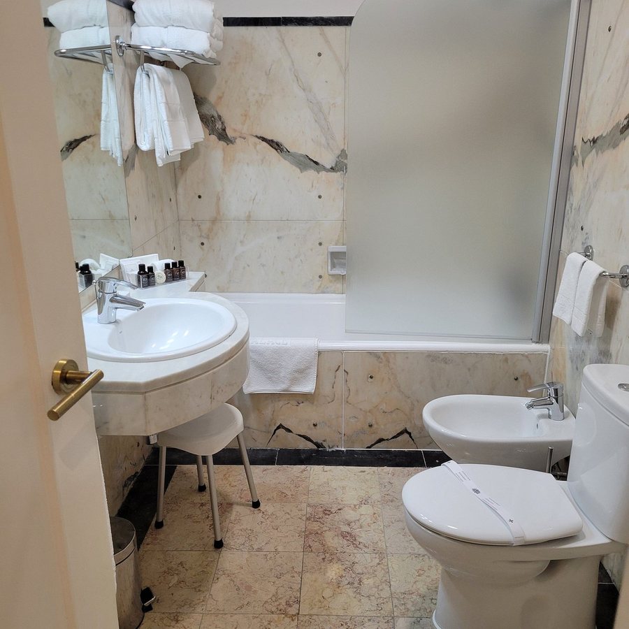 Avenida Park Hotel — Bathroom