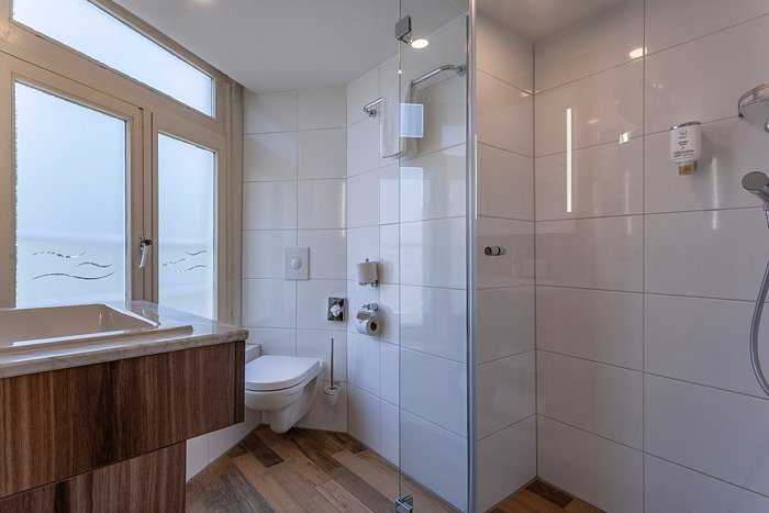 Avenue Hotel — Bathroom