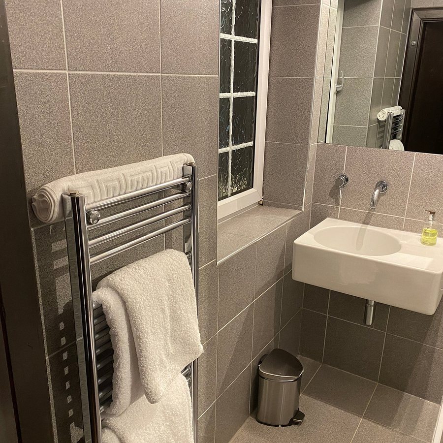 Averon Guest House — Bathroom