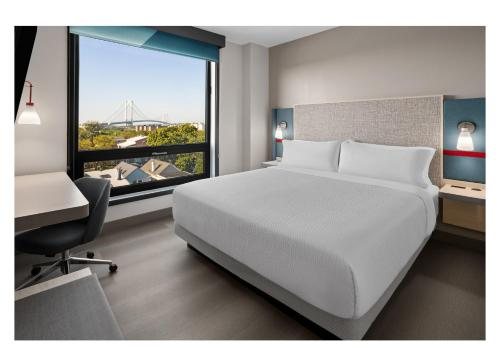 Avid Hotel Brooklyn Dyker Heights by IHG — Guest room